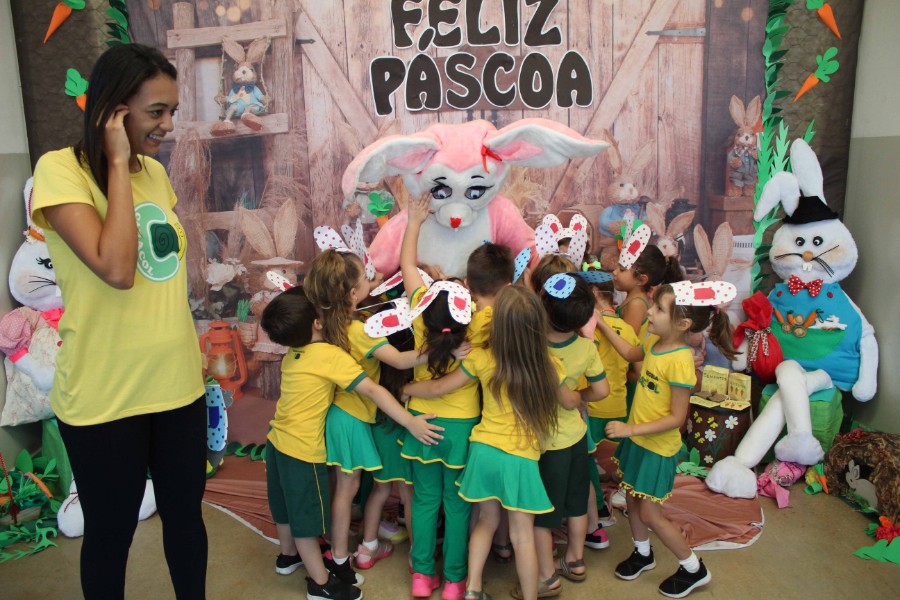 Visita da Coelha July com as turmas da Caracol